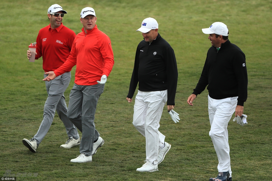 一位装扮成可爱龙形象的赛事吉祥物，正在与场边兴奋的小球迷欢乐击掌，观众席上洋溢着喜悦的氛围。