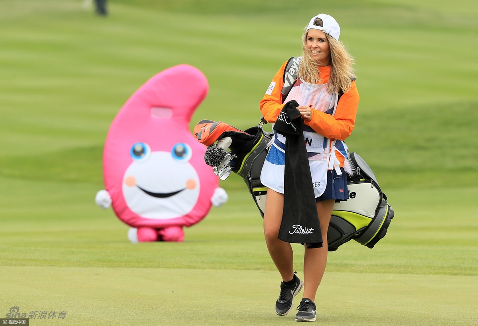 泰国斯诺克选手身着传统风格的亮片比赛马甲，在聚光灯下神情专注地瞄准击球，服饰闪耀着独特的光芒。