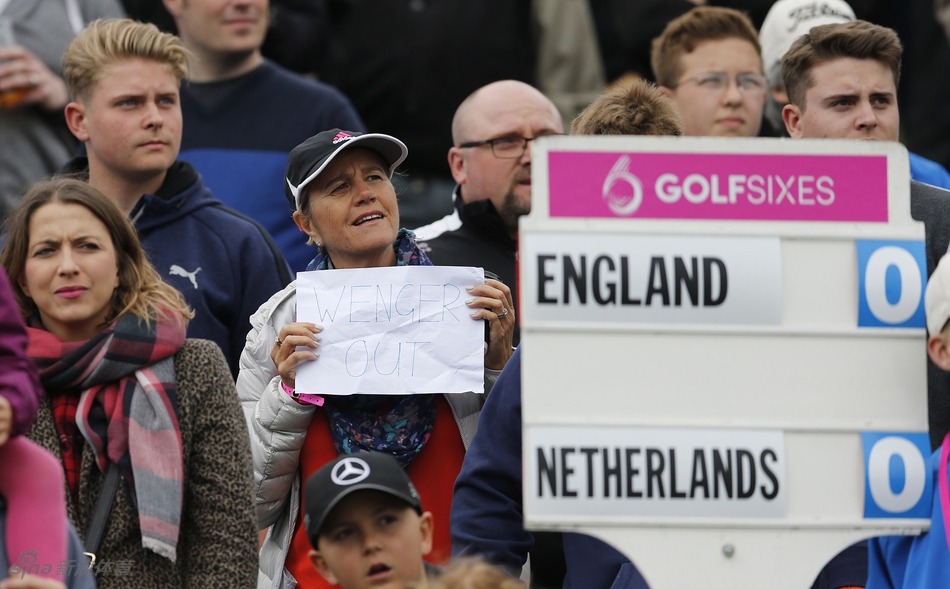 决赛中，马克·塞尔比正全神贯注地审视台面复杂的球形，计算着最佳的击球路线和防守策略。