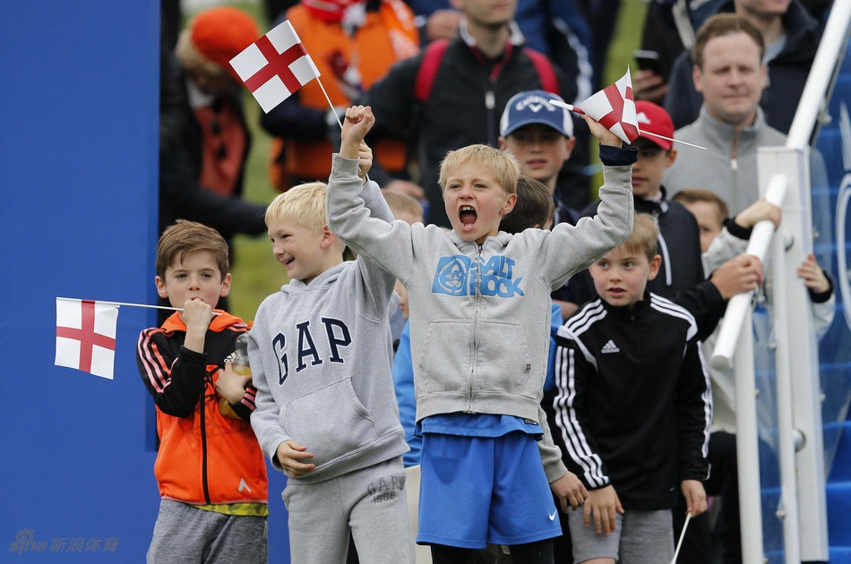 赛事决赛现场，冠军举起奖杯瞬间，金色纸屑漫天飞舞，照亮了他喜悦的面庞和整个辉煌的赛场。