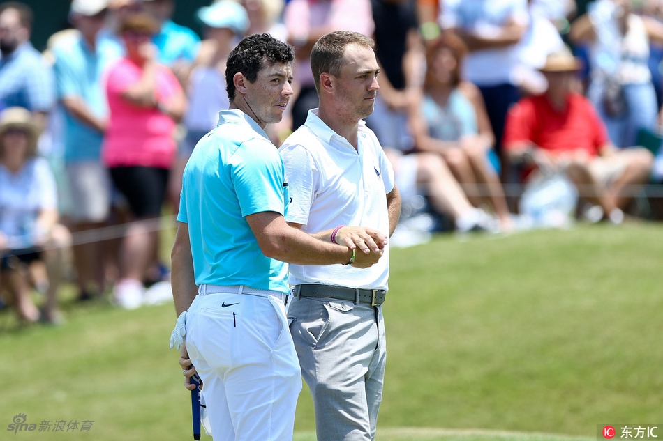 两位球员在球道上相遇，相视一笑，体现了高尔夫运动友谊与竞争并存的精神