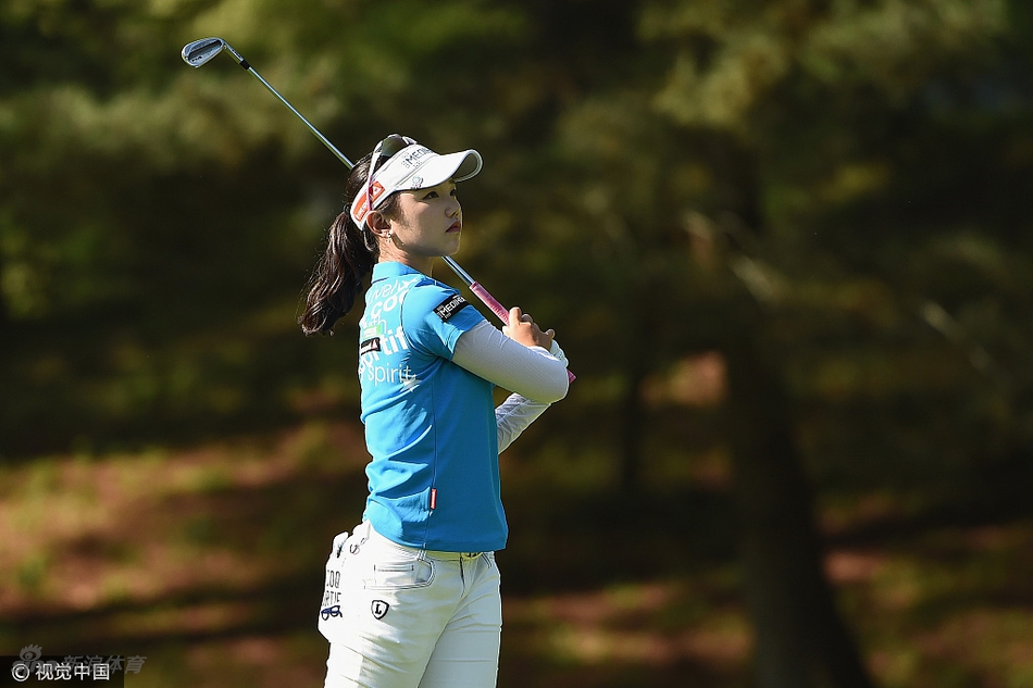 安信爱在果岭边优雅切杆，姿态从容自信，展现了高超的短杆技巧与赛场风范