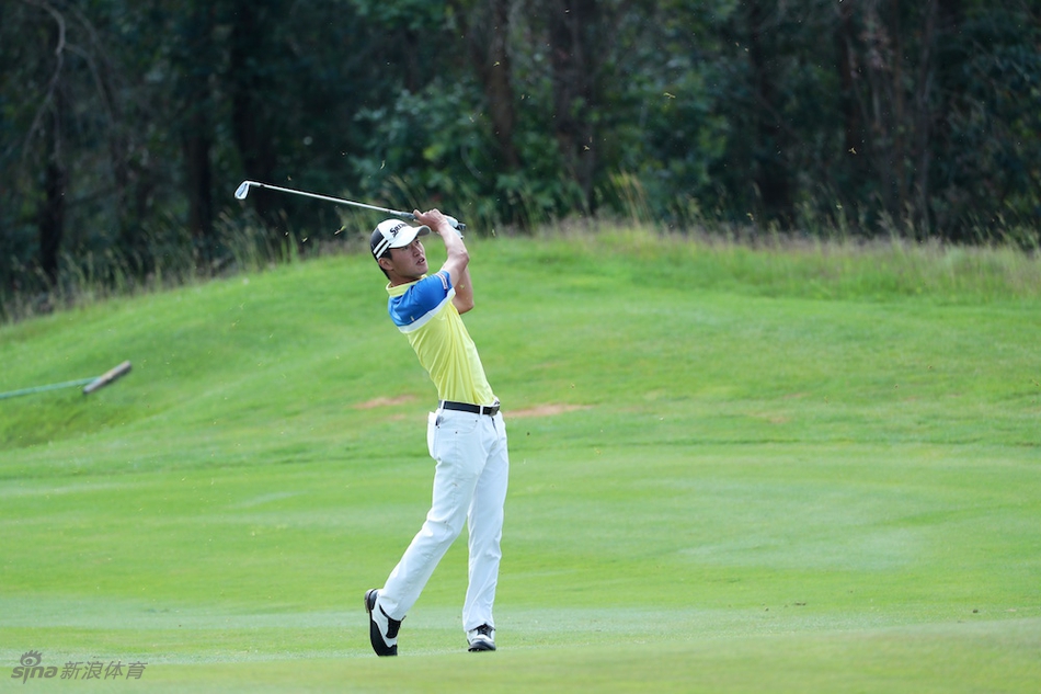 日本球手南本雄介在球道上从容挥杆，白色小球在绿茵场上划出优美弧线