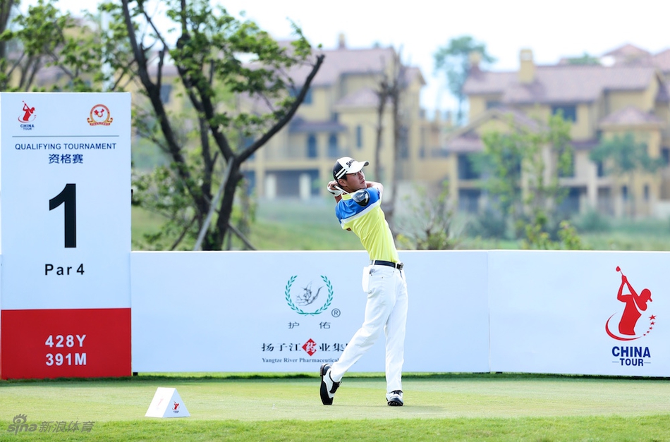 资格赛球场风景，蓝天白云下，宽阔球道与果岭静待挑战，远处山峦起伏