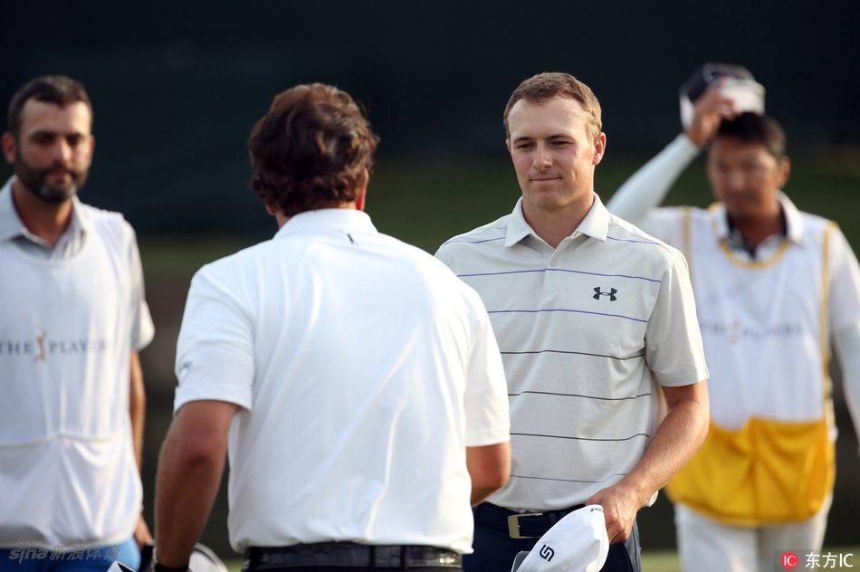 西班牙名将塞尔吉奥·加西亚在果岭边凝神观察推杆路线，眼神专注而坚定