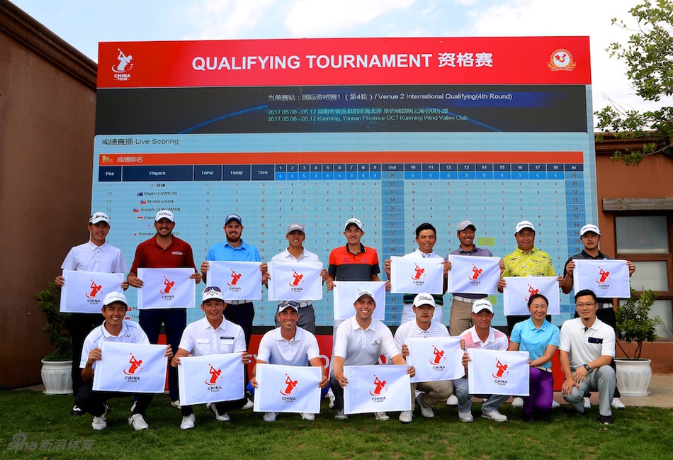 南本雄介与洪健尧在比赛中并肩行走，体现了运动员之间的友谊与相互尊重