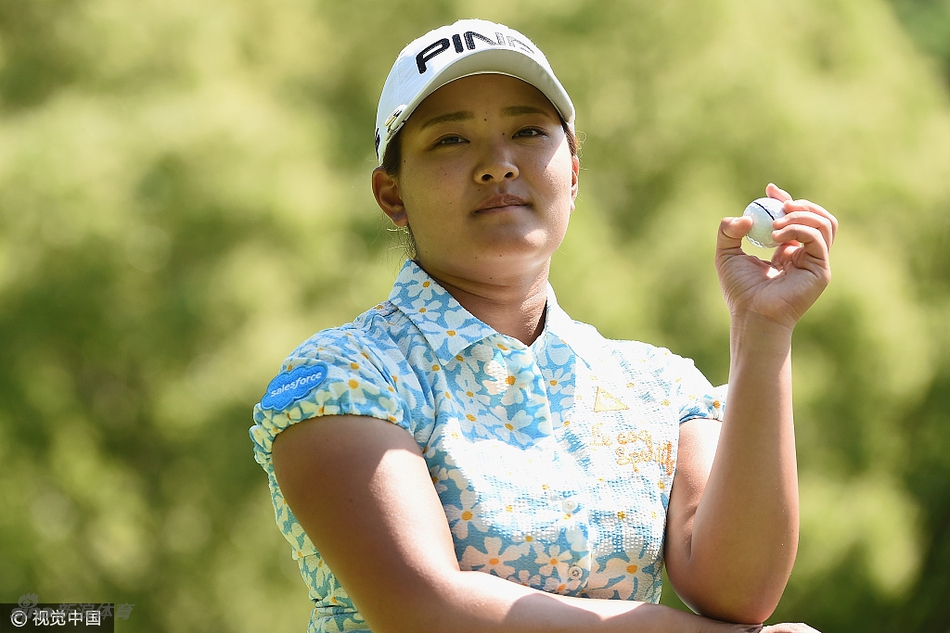 松森彩夏微笑推杆入洞，神情轻松愉悦，洋溢着青春的活力与胜利的喜悦