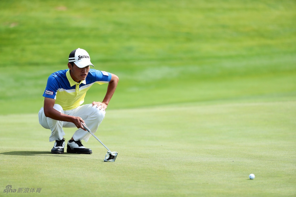 洪健尧错失关键推杆后仰天叹息，阳光下的身影透出竞技体育的残酷与魅力