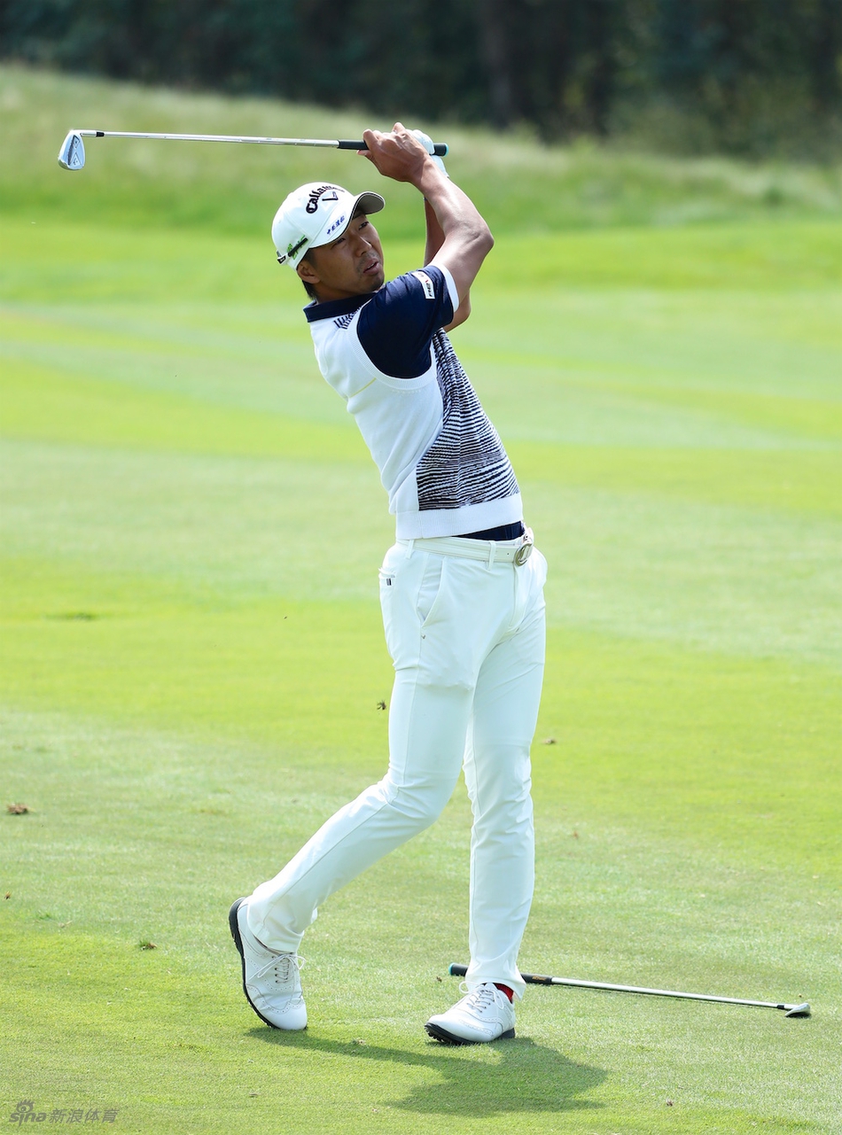 林纬在发球台全力开球，身体充分扭转，目光紧随小球飞向远方