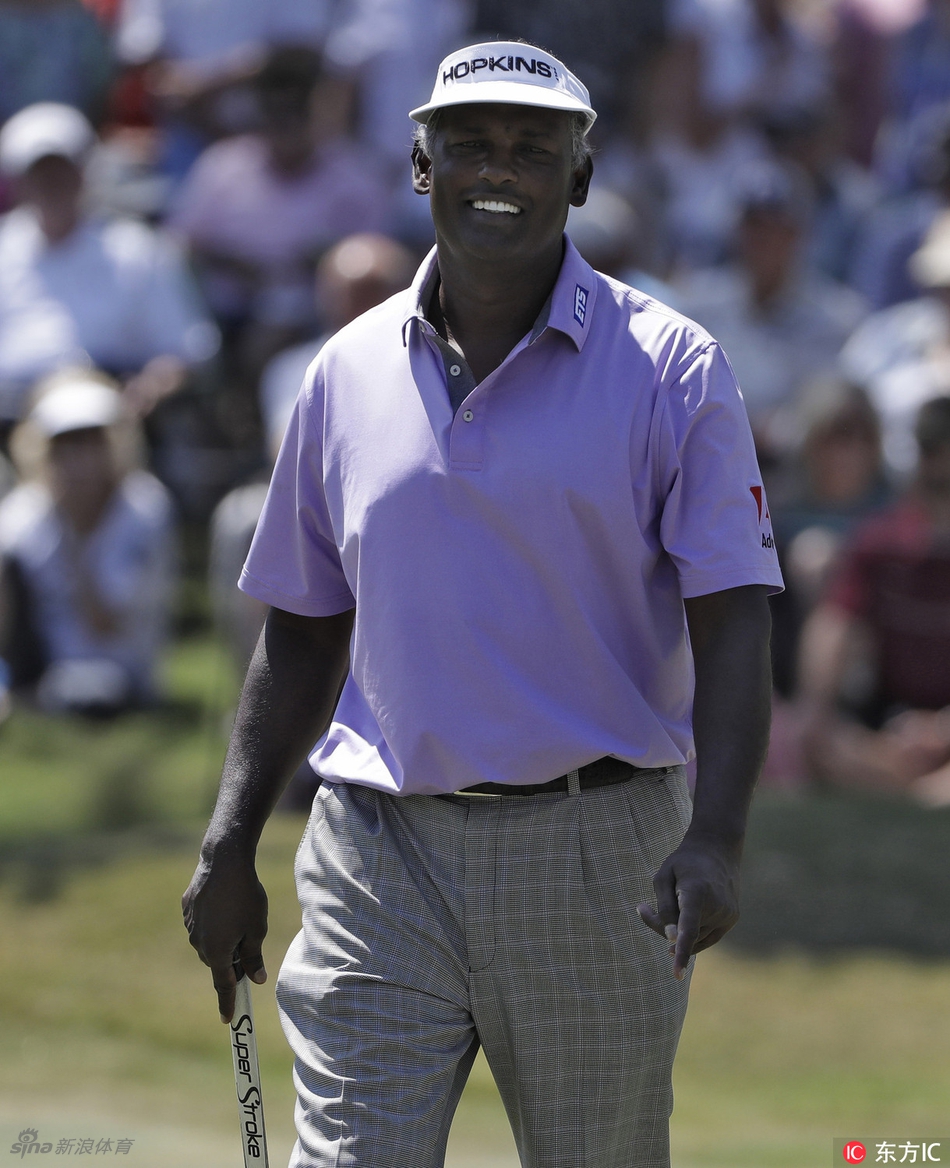 日本名将松山英树在长草中观察球位，准备执行一次高难度的救球