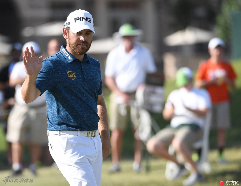 美国公开赛冠军布鲁克斯·科普卡在风中稳稳挥杆，姿势充满力量与自信