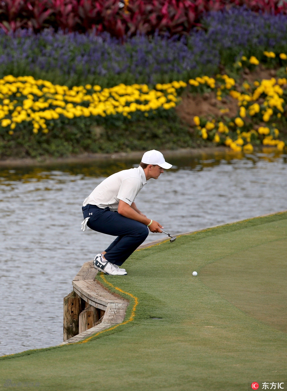 美国PGA锦标赛冠军贾斯汀·托马斯在果岭上优雅推杆，神情沉着冷静