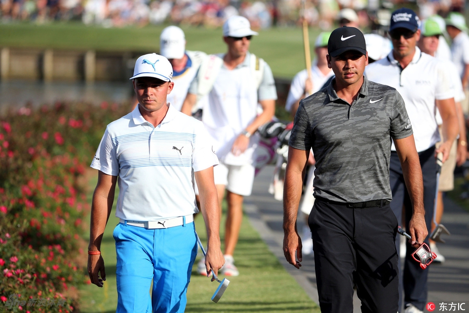 乔丹·斯皮思在皇家伯克戴尔第13洞陷入困境后，正与裁判严肃讨论球位