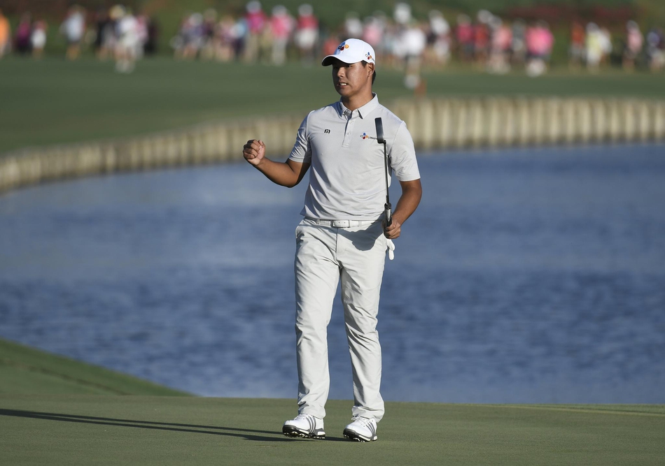 冠军金时沅与赛事官员及嘉宾一同在果岭合影，留下历史性瞬间