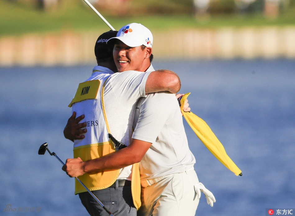 金时沅高举冠军奖杯尽情庆祝，阳光与荣耀洒在这位年轻王者的身上