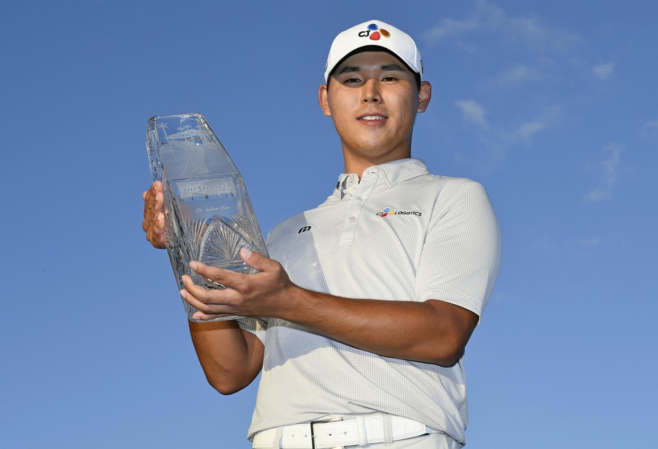 金时沅在第18洞果岭上沉稳推杆，锁定胜局后与球童激动相拥