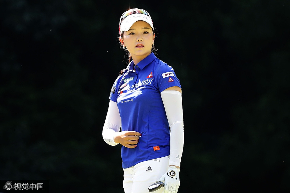 石昱婷站在球道中央，举目远眺，正在冷静观察与评估下一杆的进攻策略与落点选择。
