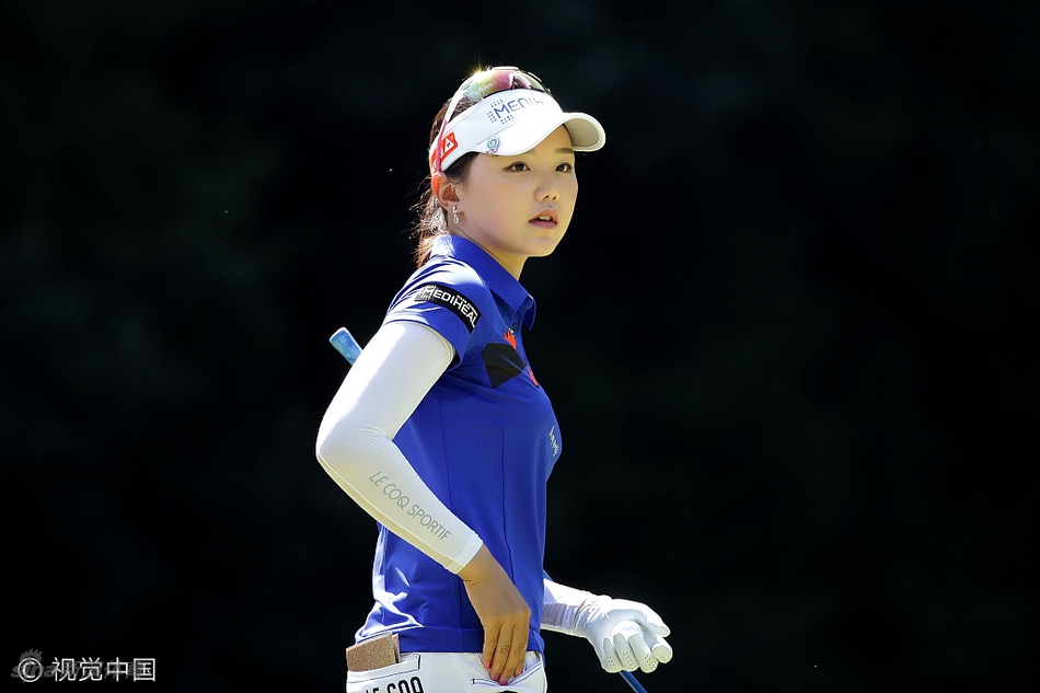 赛场上的李宝美等顶尖球手，以其从容的姿态与卓越的球技，诠释着何为女王般的优雅风范与强大气场。