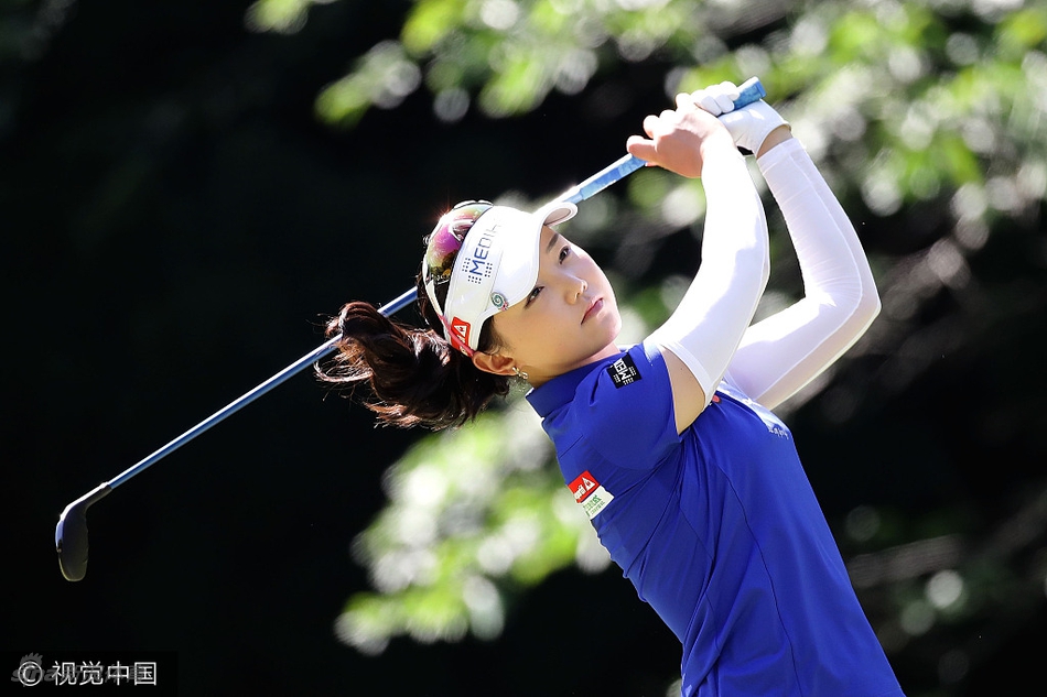 石昱婷意气风发地走在球道上，脸上洋溢着自信的笑容，展现出新一代高尔夫球手的蓬勃朝气。