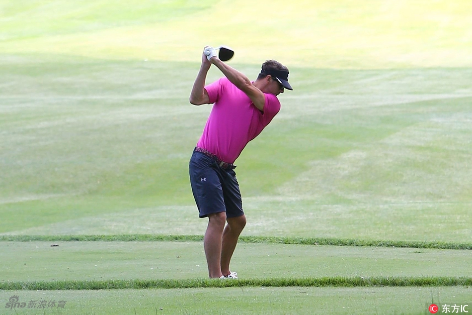 菲尔普斯完成击球后做出优雅的收杆动作，身体保持完美平衡，目光望向小球飞行的远方。