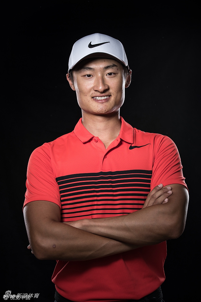 李昊桐侧身站立，阳光勾勒出他坚毅的面部轮廓，手中球杆轻触地面，仿佛大战前的静默凝思