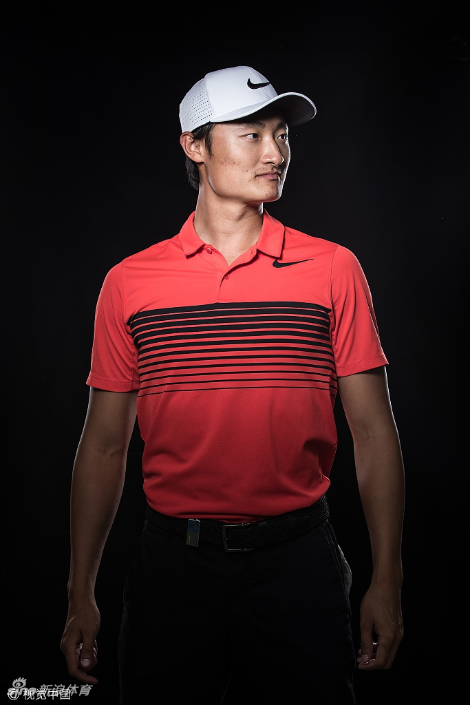 李昊桐完成挥杆后优雅收杆，目光坚定地望向远方，仿佛已洞见小白球的飞行轨迹与落点，尽显大师风范