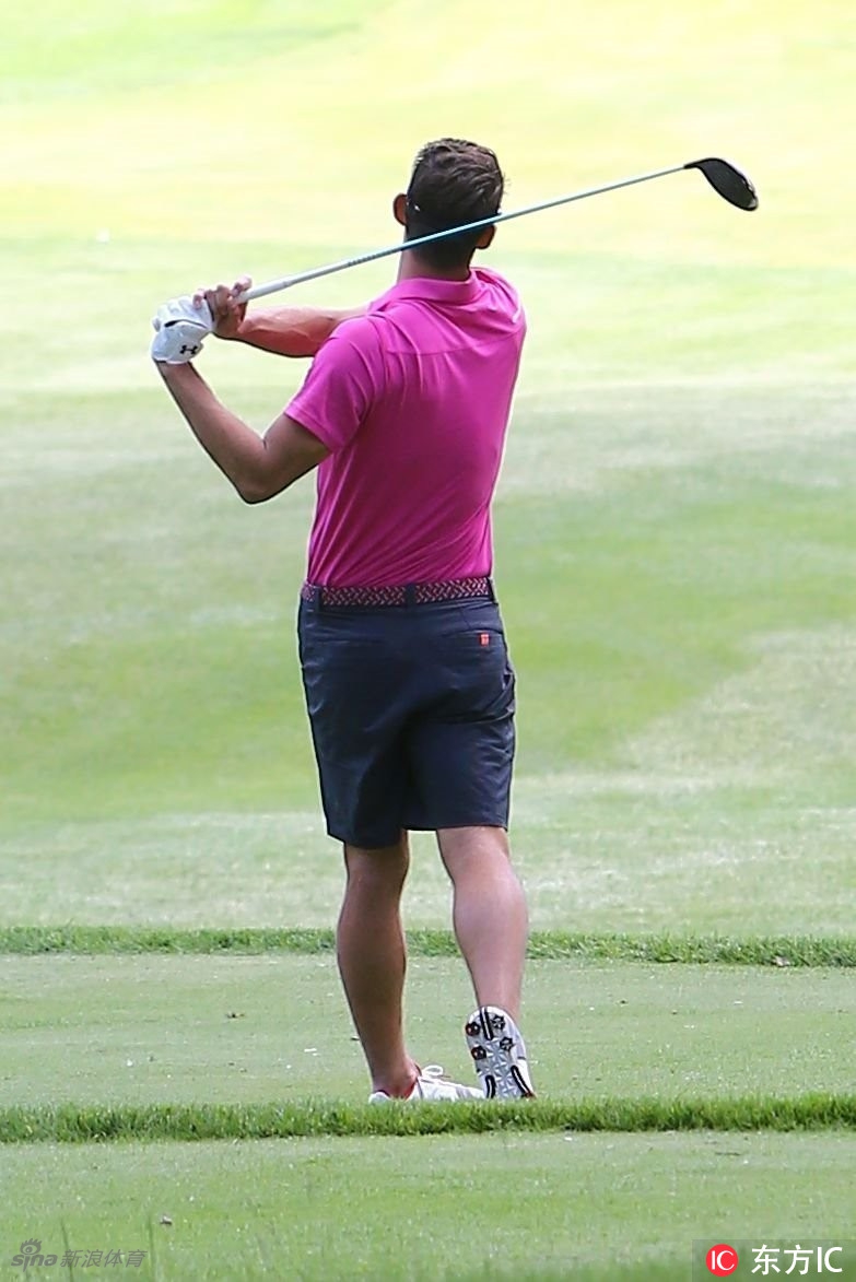 菲尔普斯身着粉色高尔夫球衫，在慈善赛现场向观众微笑致意，神情轻松愉悦。