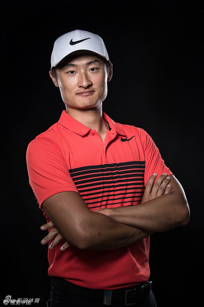 李昊桐双手握杆，做出一记完美的上杆动作，身体扭转充满张力，黑白影像将瞬间的动态力量凝固为永恒