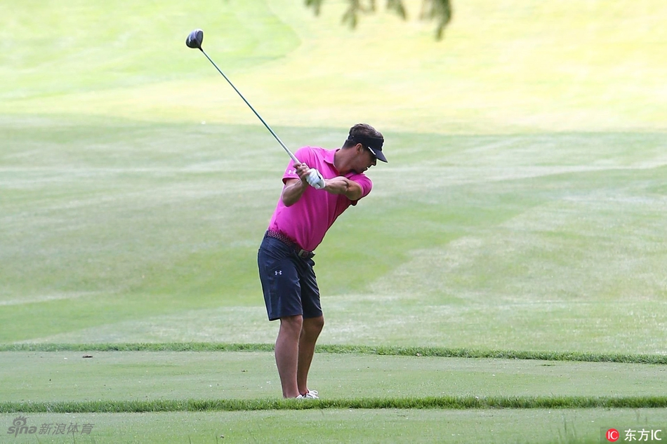 菲尔普斯在果岭上全神贯注地观察推杆线路，目光如炬，仿佛在测算着水面下的每一寸距离。