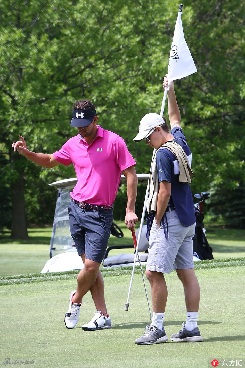 赛后，菲尔普斯与赛事工作人员及嘉宾亲切互动，手持球杆合影留念，为慈善活动画上圆满句号。