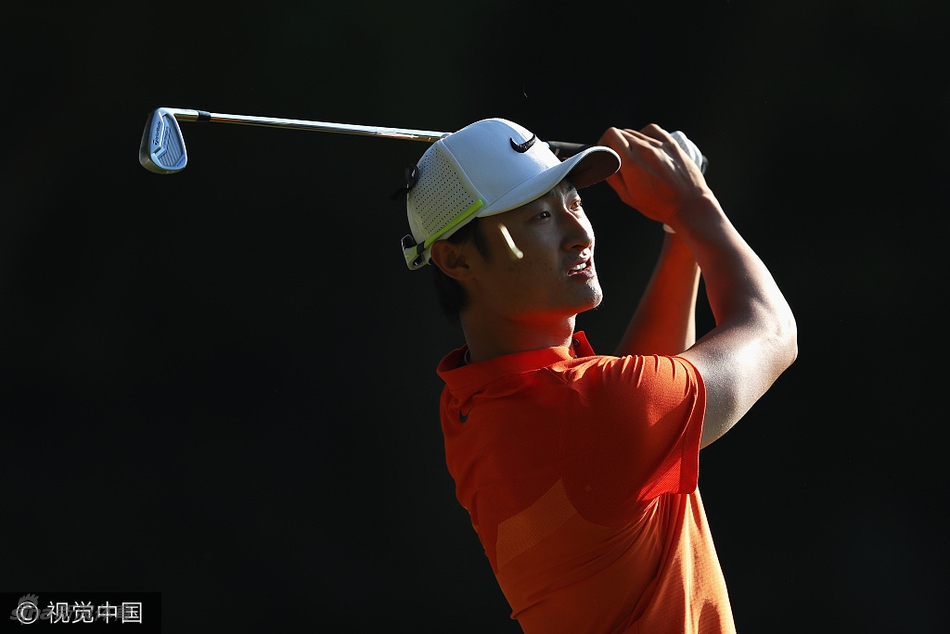 李昊桐在温特沃斯西球场专注地观察果岭推杆线路,神情冷静而自信。