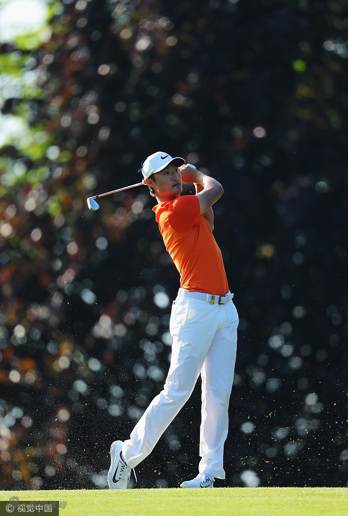 李昊桐全力开球瞬间,身体充分扭转,力量与技巧完美融合,小球划破长空。