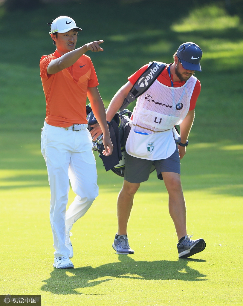 李昊桐与球童在球道上深入交流,共同商讨下一杆的策略和选杆。