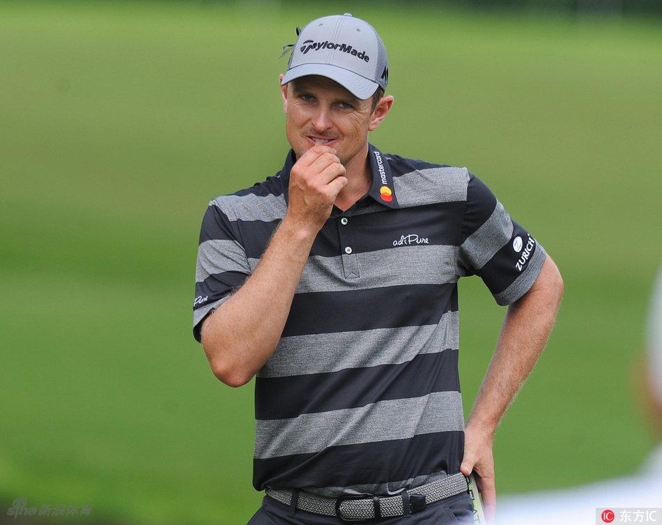 李昊桐在观众掌声中走向下一个发球台,展现出中国球员的沉稳与风范。