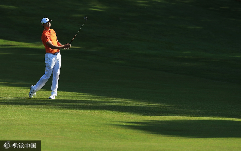 李昊桐在长草中处理困难球位,姿势标准,全力以赴应对挑战。