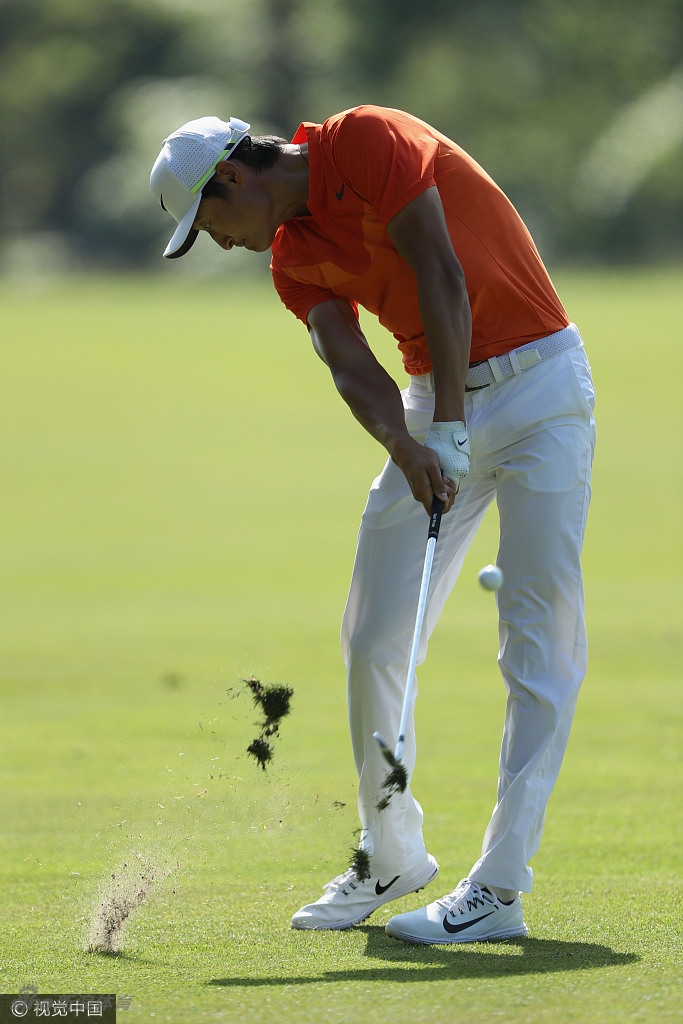 李昊桐果岭边优雅切杆,动作流畅,小球听话地滚向旗杆方向。