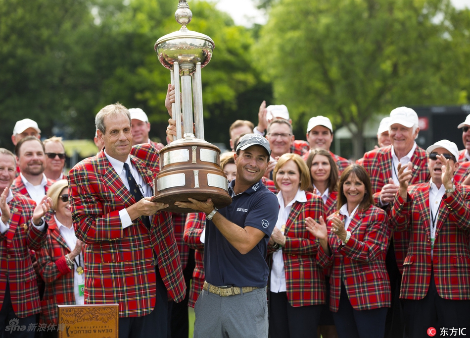 凯文·基斯纳在第十八洞果岭稳稳推入制胜一推后，紧握拳头，向空中挥出激动人心的一击。