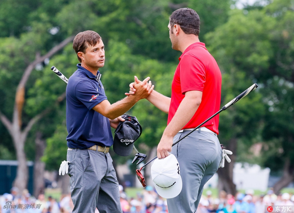 琼·拉姆在球道沙坑中救球，他身体大幅度扭转，沙尘随挥杆扬起，展现出不畏挑战的斗士姿态与精湛的短杆技术。