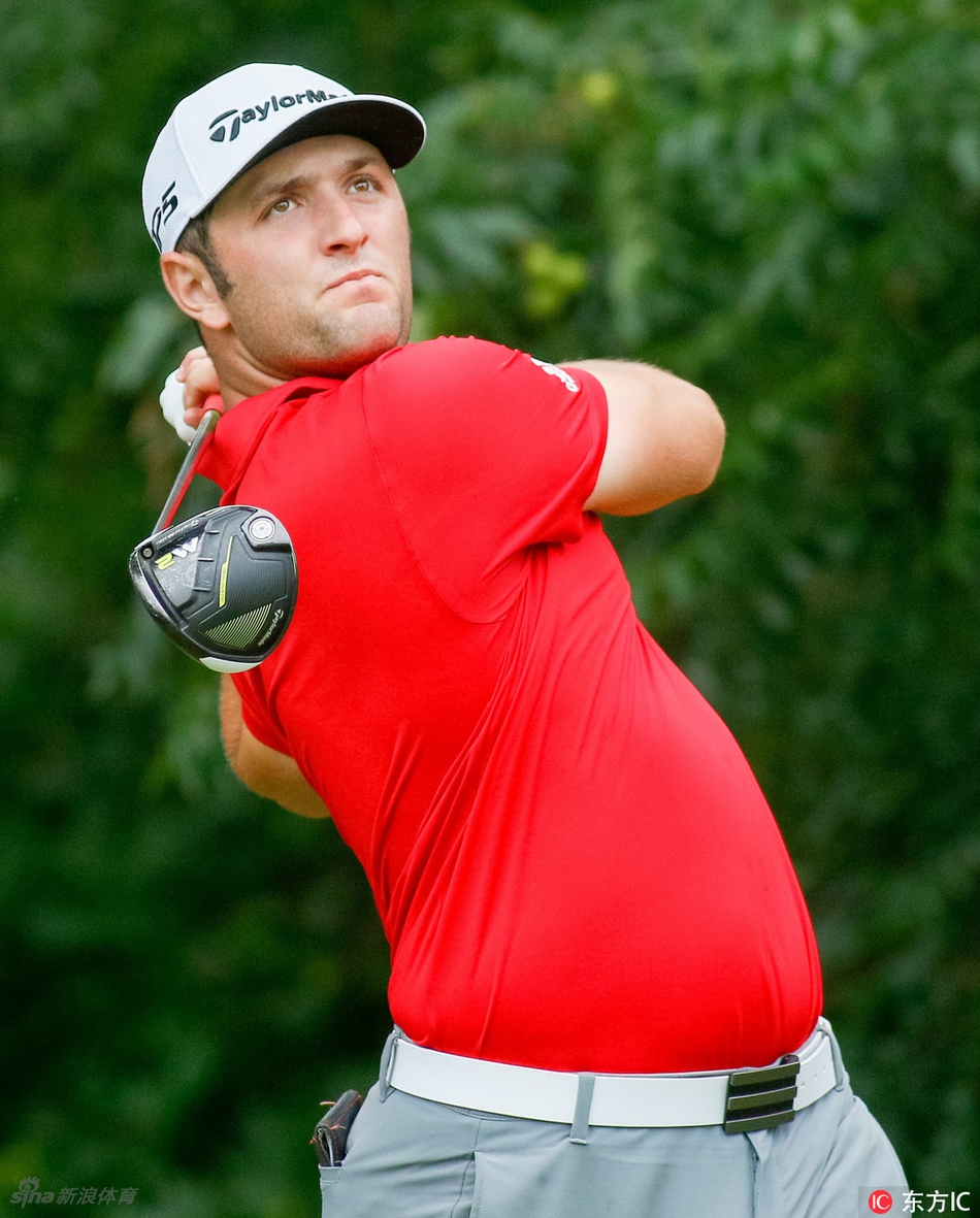 赛事传统氛围浓厚，观众们围坐在殖民地球场标志性的白色木制会所露台上，一边品饮一边悠然欣赏着第十八洞的激烈战况。