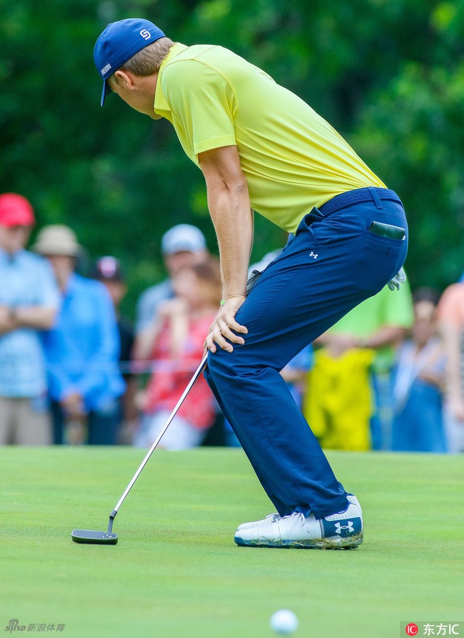 凯文·基斯纳在四杆洞发球台沉着开球，身体扭转充满力量，白色小球在湛蓝天空下划出一道精准而有力的弧线，飞向球道中央。