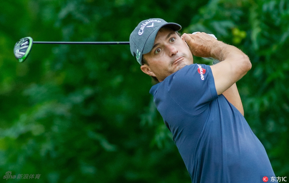 获胜后的基斯纳平易近人，他俯身耐心地为围在果岭边的小球迷签名，脸上带着亲切的笑容，与赛场上的斗判若两人。