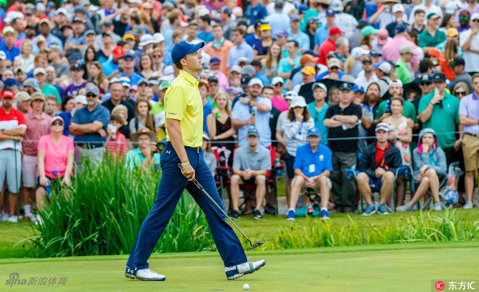 冠军颁奖时刻，凯文·基斯纳身披传统的格子花纹冠军花夹克，手持奖杯，笑容灿烂，眼神中充满了如释重负的喜悦与自豪。