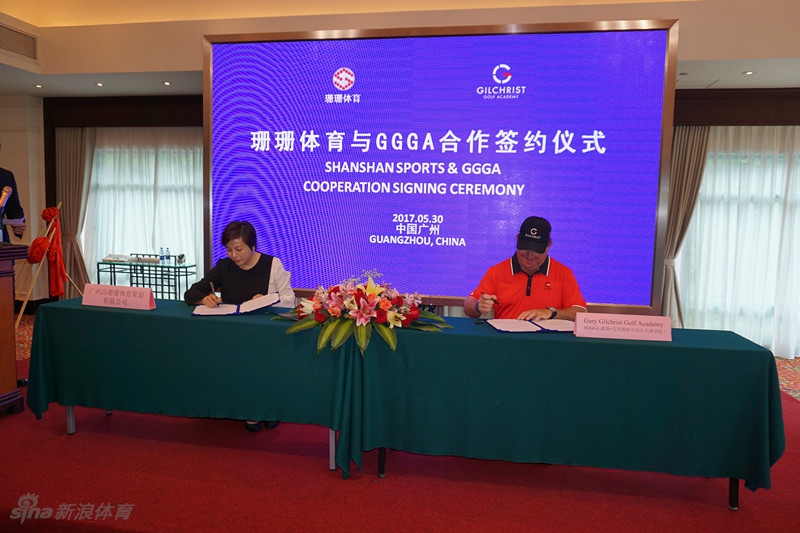 仪式结束后大合影,所有人脸上洋溢着对未来的坚定信心与美好祝愿