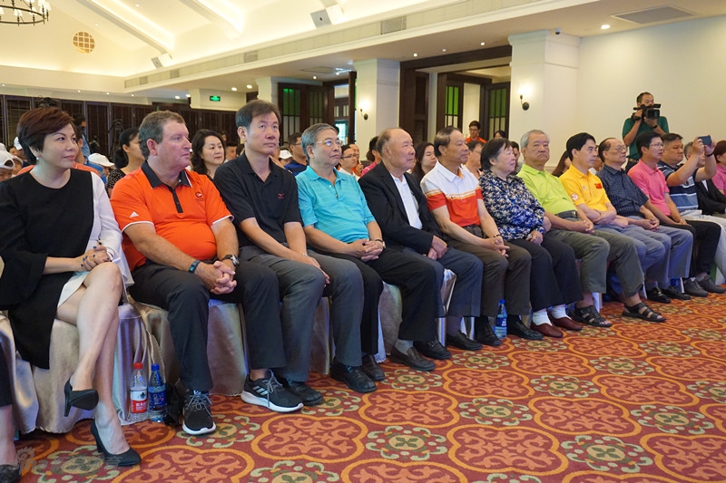 众人手持金剪刀为学院开业剪彩,彩带飘飞寓意事业腾飞