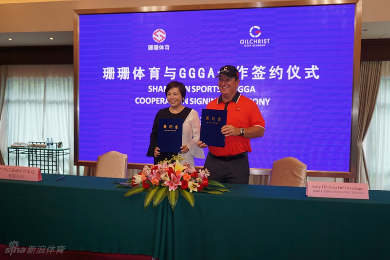 学院训练环境的沙盘模型前,冯珊珊正向来宾细致讲解规划与布局