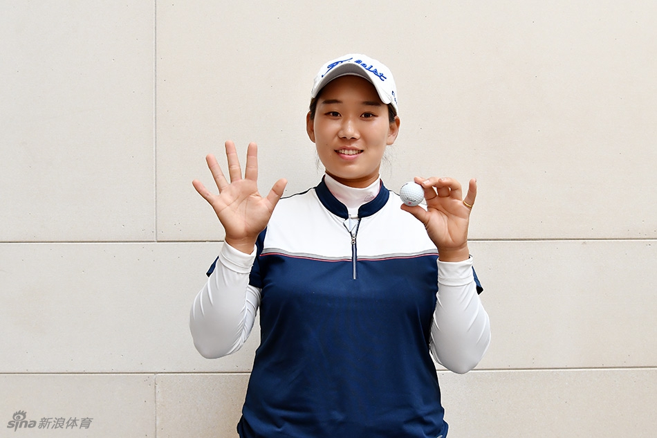 石昱婷在决赛轮中聚精会神地阅读果岭线,阳光洒在她专注的脸庞上,关键推杆决定胜负走向