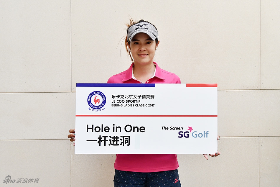 韩国选手罗熙媛挥杆瞬间,身姿挺拔动作流畅,正是这样一击为她带来了生涯第六个一杆进洞