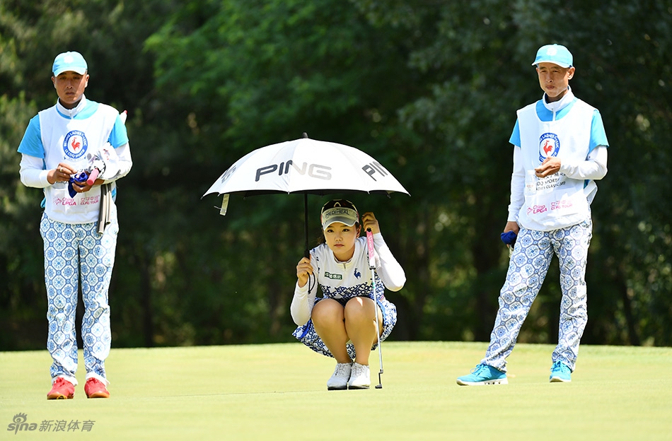 石昱婷与赛事工作人员及嘉宾在冠军背景板前合影留念,共同庆祝这个属于中国高尔夫的荣耀时刻