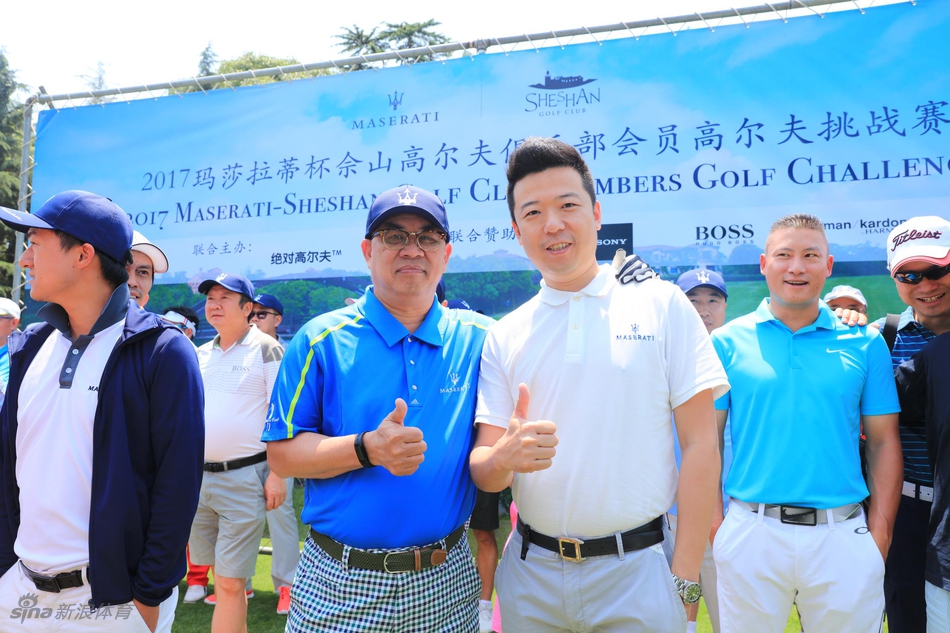 参赛选手在佘山球场极具挑战性的沙坑中，正专注地进行一次关键的救球操作