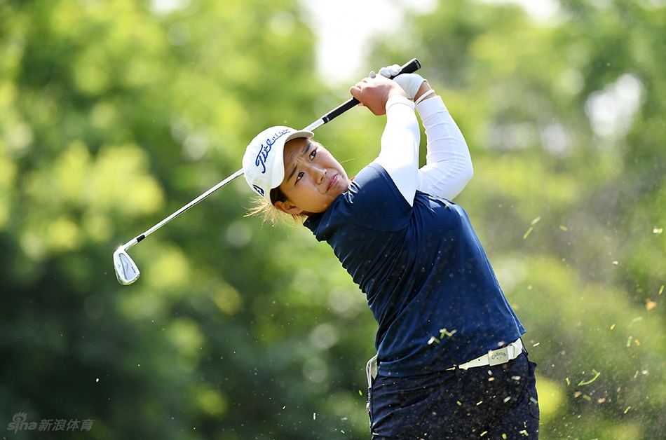 泰国选手泰拉南在17号洞果岭旁,面带微笑注视前方,刚刚完成的一杆进洞让她喜悦而自信